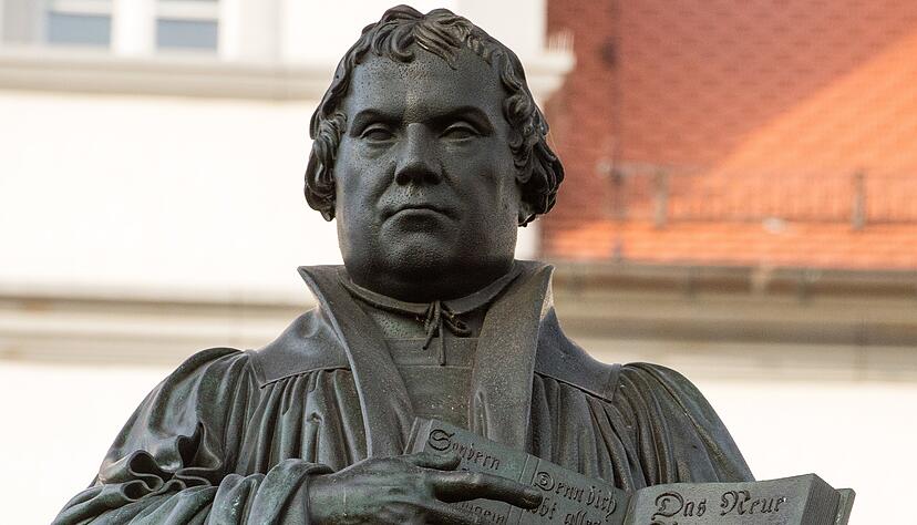 Das Denkmal des Reformators Martin Luther (1483-1546) in der Lutherstadt Wittenberg.
