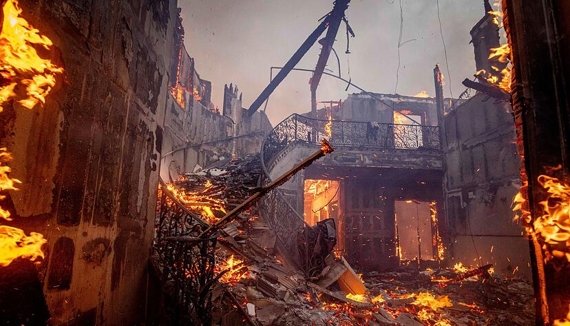 Ein brennendes Wohnhaus im Stadtteil Pacific Palisades von Los Angeles. (Foto aktuell)