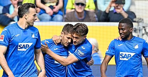Torschütze Andrej Kramaric (Zweiter von links) jubelt mit Mannschaftskollegen. Rechts der 19-jährige Bazoumana Touré, der beide Treffer gekonnt vorbereitete.
Foto: dpa