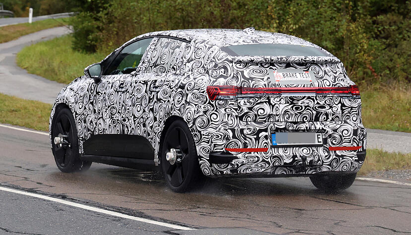 Audis Einstiegs-Stromer zeigt eine nach hinten abfallende Dachlinie und einen Spoiler auf der Heckscheibe. Starten soll er wohl um die 40.000 Euro.