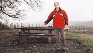 Reiner Schmidt vom Talheimer Ortsbauamt auf der Freifläche am südlichen Waldrand, wo bisher auf der Erde Grillfeuer gemacht wurde.Foto: Sabine Friedrich Reiner Schmidt vom Talheimer Ortsbauamt auf der Freifläche am südlichen Waldrand, wo bisher auf der Erde Grillfeuer gemacht wurde.Foto: Sabine Friedrich