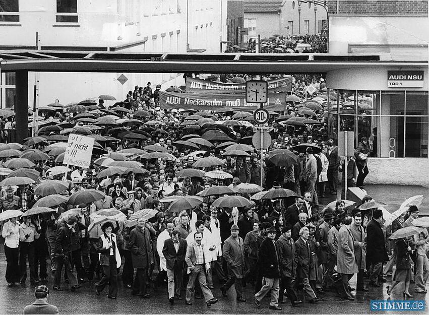 Am 8. April 1975 zeigen die rund 7000 Audi-NSU-Beschäftigte Geschlossenheit beim Abmarsch aus dem Neckarsulmer Werk zur Protestkundgebung auf dem Neckarsulmer Marktplatz.