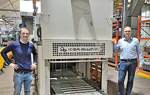 Envases-Gesch&auml;ftsf&uuml;hrer (CEO) Martin L&uuml;er (rechts) und Werkleiter Jochen Massa am Ende der 91 Meter langen Lackierstra&szlig;e.