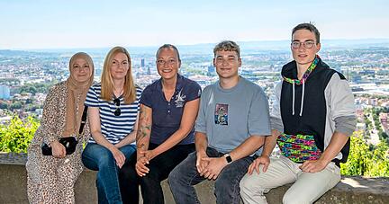 Friedvolles Unterlassen: Arzu Yaylaci (links), Grit Kircher, Angela Manetto, Benedikt Supper und Bastian Eider haben sich für das Stipendium "Nicht(s)-Tun" im Rahmen des Projekts "Folgenlosigkeit" beworben. Foto: Christiana Kunz