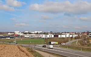 Ganz links ist der Neubau des Autohauses Widmann zu sehen, rechts sticht seit einiger Zeit der neue Standort der Post hervor.
Fotos: Tamara Ludwig
