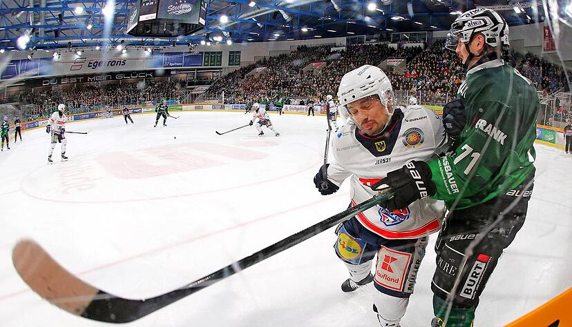 Keine Freunde: Gunars Skvorcovs (von links) von den Heilbronner Falken checkt Bastian Eckl von den Bietigheim Steelers an der Bande.
Foto: Baumann/Alexander Keppler Keine Freunde: Gunars Skvorcovs (von links) von den Heilbronner Falken checkt Bastian Eckl von den Bietigheim Steelers an der Bande.
Foto: Baumann/Alexander Keppler