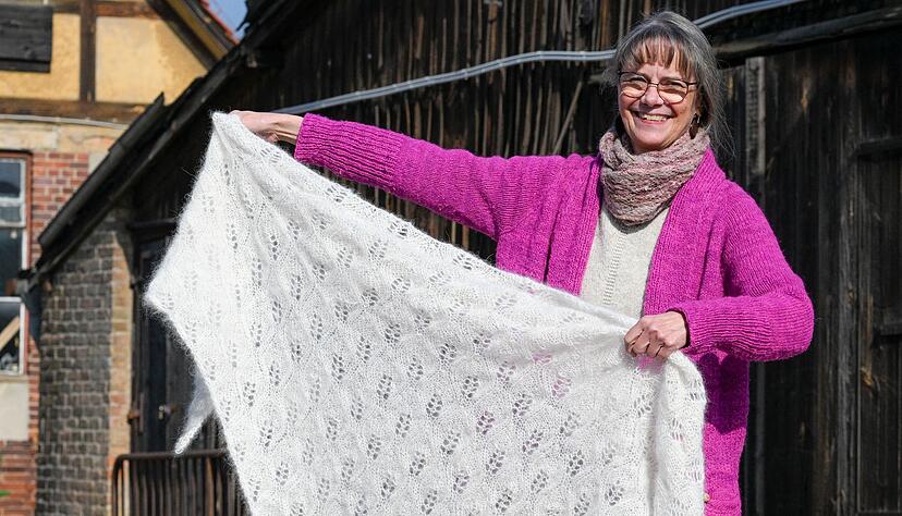 Weberin Svenja Suhr mit ihrem Dreieckstuch aus Hundewolle: Die Wolle f&uuml;hlt sich so flauschig an wie Angora.