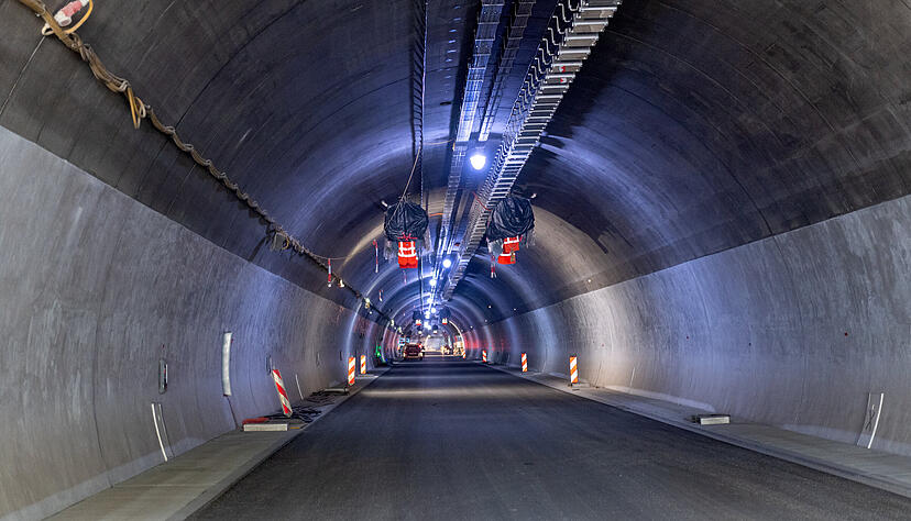 Der Asphalt ist eingebaut, derzeit ist die Tunneltechnik an der Reihe. Wenn sie fertig installiert ist, wird programmiert.