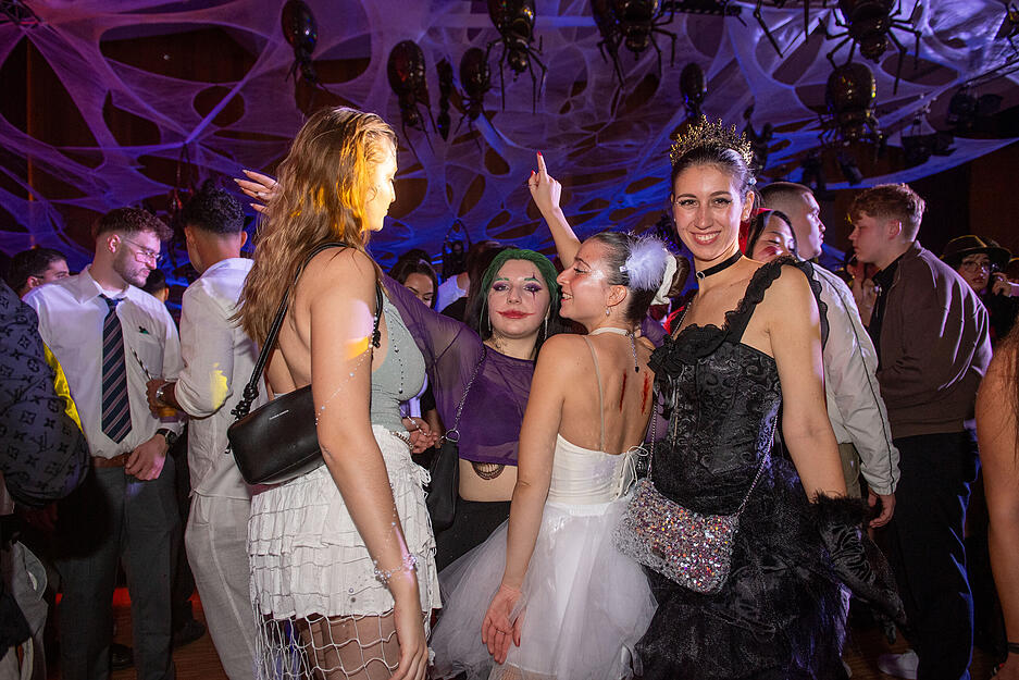 Die Kostüme zu Halloween müssen nicht immer blutig sein. Das beweisen auch einige Gäste in der Heilbronner Harmonie.