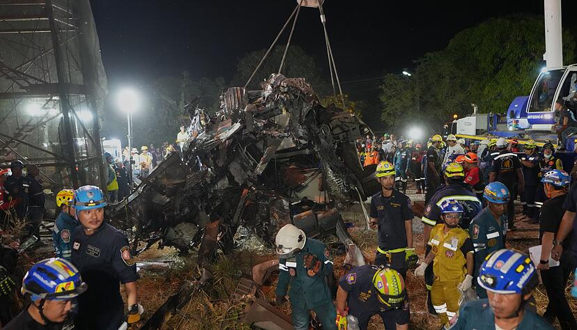 Die Bergungsarbeiten nach dem Zugungl&uuml;ck gestalteten sich als schwierig.