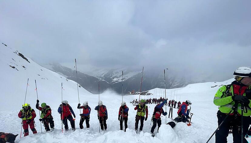 Mehr als 60 Rettungskräfte waren bei der Suche im Einsatz. Mehr als 60 Rettungskräfte waren bei der Suche im Einsatz.