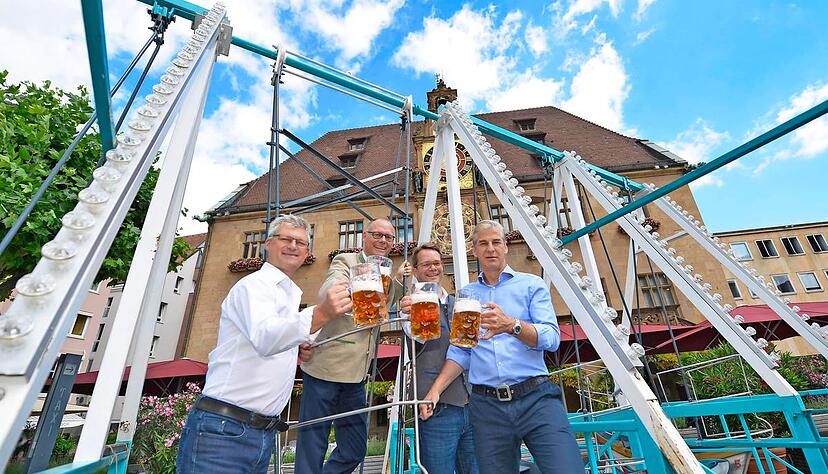 Einen kleinen Vorgeschmack auf den Rummelplatz gaben gestern am Rathaus (v.l.) Jörg Plieschke, Steffen Schoch , Peter Theilacker und Karl Maier.Foto: Mario Berger