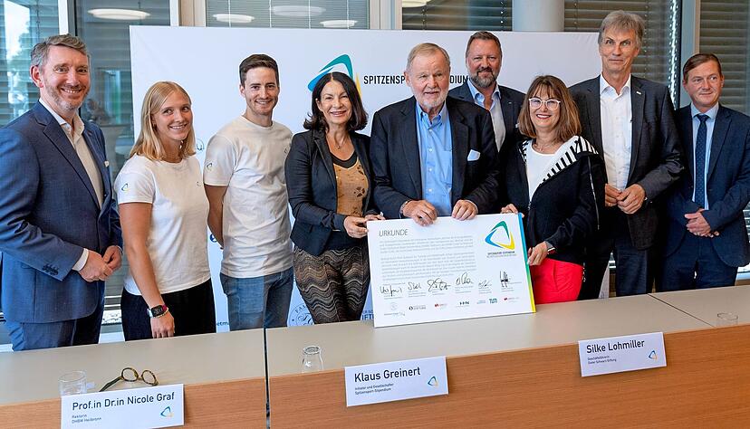 Eishockeyspielerin Lucia Schmitz (Zweite v. li.) und Ex-Kunstradfahrer Serafin Schefold (Dritter v. li.) erhalten ein Spitzensport-Stipendium. Initiator Klaus Greinert (M.) freut sich &uuml;ber die Kooperation mit Heilbronn, die Finanzierung unterst&uuml;tzt die Dieter-Schwarz-Stiftung um Gesch&auml;ftsf&uuml;hrerin Silke Lohmiller (Dritte v.re.).
Foto: Mario Berger