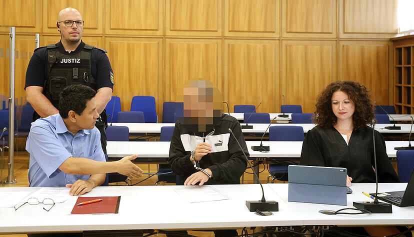 Der Prozess findet weitgehend unter Ausschluss der Öffentlichkeit statt, was bei solchen Verfahren üblich ist. Der Prozess findet weitgehend unter Ausschluss der Öffentlichkeit statt, was bei solchen Verfahren üblich ist.