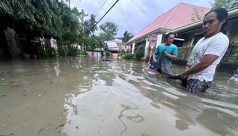 Die Menschen mussten teilweise durch hüfthohes Wasser waten.
