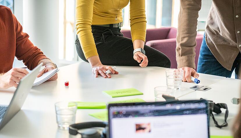 Und wer entscheidet jetzt? Flache Hierarchien im Unternehmen bedeuten auch: viel Eigenverantwortung und Konfliktpotenzial im Team.