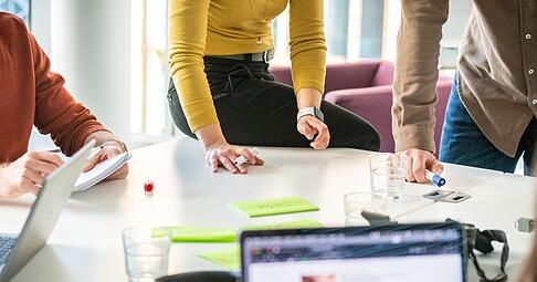 Und wer entscheidet jetzt? Flache Hierarchien im Unternehmen bedeuten auch: viel Eigenverantwortung und Konfliktpotenzial im Team.