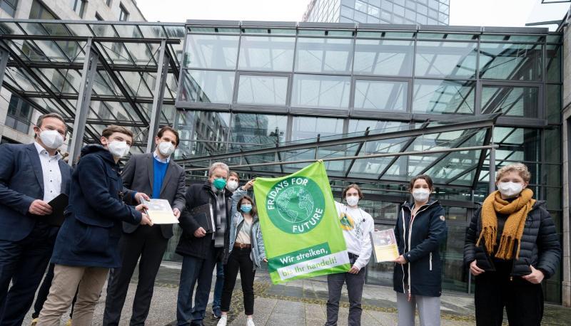 Fridays for Future-Aktivisten zusammen mit Umweltminister Andreas Jung. Fridays for Future-Aktivisten zusammen mit Umweltminister Andreas Jung.