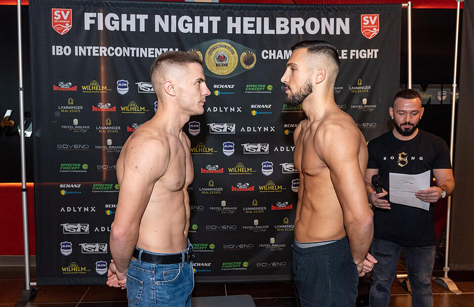 Im Superweltergewicht treffen der Hamburger Edison Zani (re.) und Andrii Tsiura aus der Ukraine aufeinander.