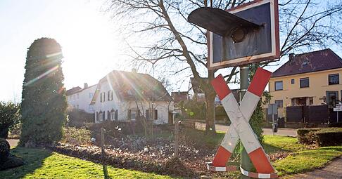 Andreaskreuz am ehemaligen Bahnübergang in Brackenheim: Ob die Reaktivierung der Zabergäubahn wirtschaftlich ist, wird neu berechnet. Andreaskreuz am ehemaligen Bahnübergang in Brackenheim: Ob die Reaktivierung der Zabergäubahn wirtschaftlich ist, wird neu berechnet.