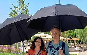 Gluthitze am Nachmittag: Besucher nutzen Schirme als Schattenspender.