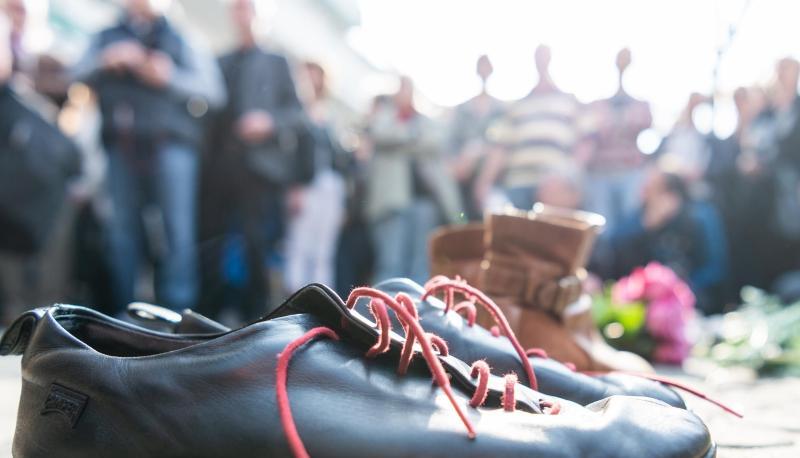 Teilnehmer der Gedenkveranstaltung legen an der Ecke Kurf&uuml;rstendamm und Joachim-Friedrich-Stra&szlig;e Blumen und Schuhe nieder. Dutschke hatte bei dem Attentat seine Schuhe verloren. Foto: Christophe Gateau
