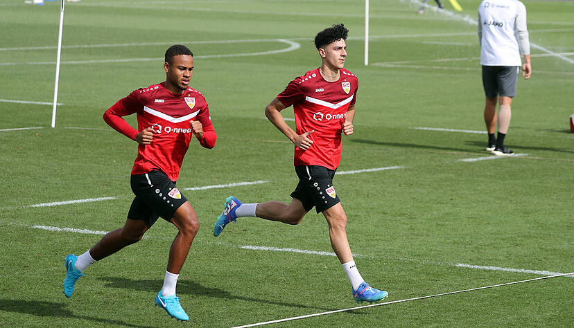 Nikolas Nartey (links) und Ameen Al-Dakhil stehen dem VfB Stuttgart wieder zur Verfügung – zumindest im Training. Der Rückstand ist jedoch noch zu groß, um es auch in den Kader zu schaffen. Nikolas Nartey (links) und Ameen Al-Dakhil stehen dem VfB Stuttgart wieder zur Verfügung – zumindest im Training. Der Rückstand ist jedoch noch zu groß, um es auch in den Kader zu schaffen.