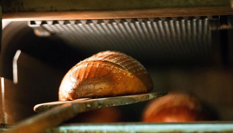 Rund 10 000 Betriebe in Deutschland backen noch selber. Sie müssen gegen immer mehr industriell hergestellte Billigwaren bestehen. Foto: Jens Büttner/Archiv Rund 10 000 Betriebe in Deutschland backen noch selber. Sie müssen gegen immer mehr industriell hergestellte Billigwaren bestehen. Foto: Jens Büttner/Archiv