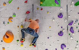 Für die sportlichen der Besucher ging es nach den Vorträgen und dem Netzwerken noch unter Anleitung an die Kletterwand. Für die sportlichen der Besucher ging es nach den Vorträgen und dem Netzwerken noch unter Anleitung an die Kletterwand.