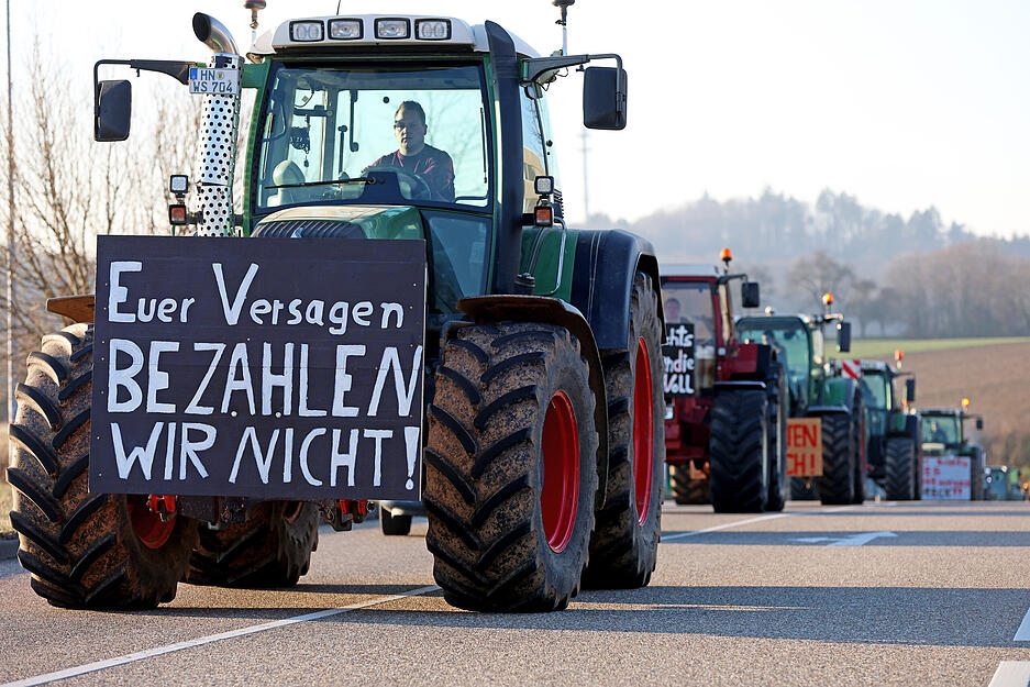 Bauernprotest: Landwirte versammeln sich am Sinsheimer Stadion