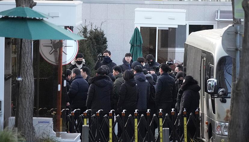 Vor dem Sitz des Pr&auml;sidenten befand sich vor dem Festnahme-Versuch ein gro&szlig;es Polizeiaufgebot.