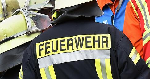 In einem Wohnwagen auf dem Gelände des Cannstatter Volksfests bricht am Montagabend ein Brand aus. Die Feuerwehr ist schnell vor Ort, doch für zwei Hunde kommt jede Hilfe zu spät.