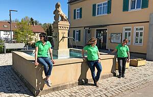 Corina Reinmuth (von links), Rebecca Scharpf und Anja Kern am Rathaus-Brunnen, den die LandFrauen zu normalen Zeiten &ouml;sterlich gestalten.