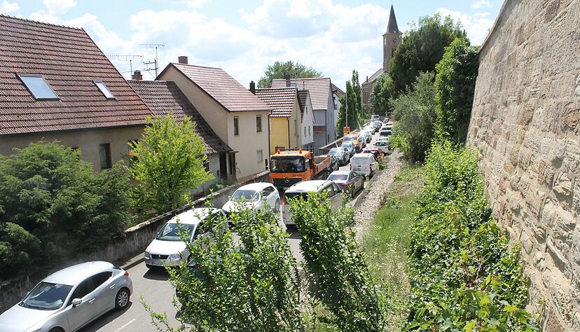 Der Verkehr quält sich in diesem Tagen durch die Eppinger Straße in Leingarten, da die B 293 eine Woche lang voll gesperrt ist.
Foto: Friedhelm Römer Der Verkehr quält sich in diesem Tagen durch die Eppinger Straße in Leingarten, da die B 293 eine Woche lang voll gesperrt ist.
Foto: Friedhelm Römer