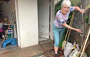 Mit einem Meterstab zeigt Christel Wittmann in Neckarsulm, wie hoch das Wasser stand: 80 Zentimeter.