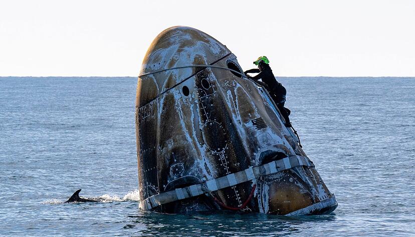 Wie ein Wal ragte die Raumkapsel nach der Landung aus dem Wasser. Wie ein Wal ragte die Raumkapsel nach der Landung aus dem Wasser.