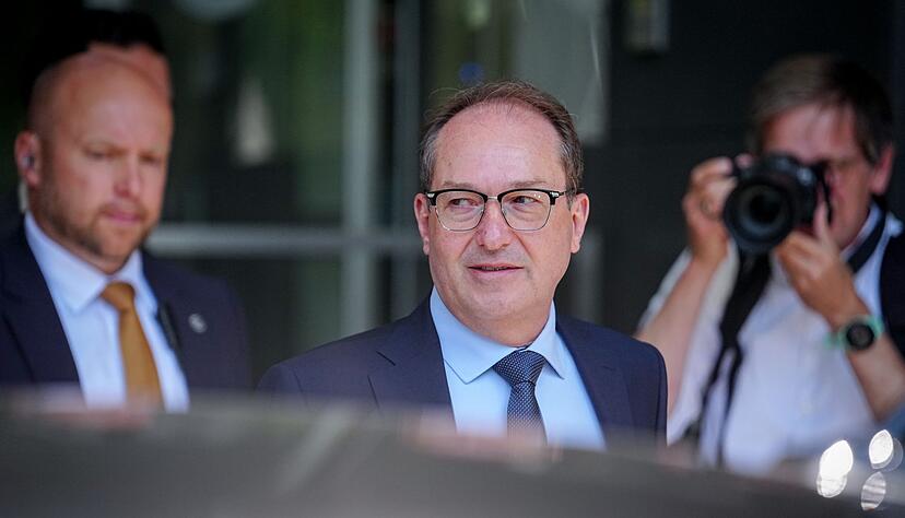 Bundesinnenminister Alexander Dobrindt (CSU) beantwortete bei der Vorstellung eines Lagebilds zur Cyberkriminalität auch Fragen zu den Grenzkontrollen. Bundesinnenminister Alexander Dobrindt (CSU) beantwortete bei der Vorstellung eines Lagebilds zur Cyberkriminalität auch Fragen zu den Grenzkontrollen.