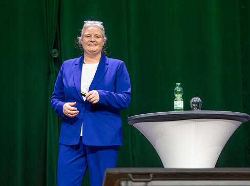 Professorin Katharina Zweig erklärt, wie Maschinen Entscheidungen treffen. Professorin Katharina Zweig erklärt, wie Maschinen Entscheidungen treffen.