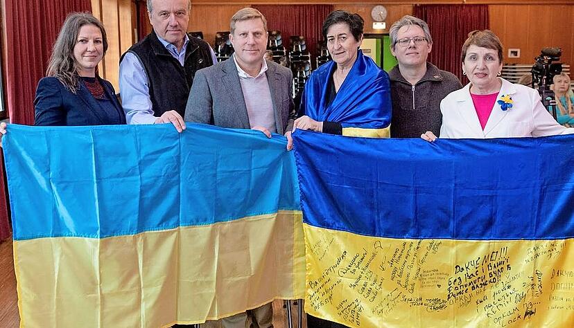 Eine Rede hielt neben Stadtrat Nico Weinmann (3.v.l.) auch Andreas Kaprocki vom Dachverband der Ukrainischen Organisationen in Deutschland (2.v.r.).