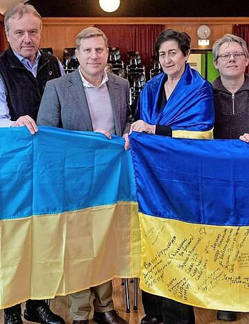 Eine Rede hielt neben Stadtrat Nico Weinmann (3.v.l.) auch Andreas Kaprocki vom Dachverband der Ukrainischen Organisationen in Deutschland (2.v.r.).