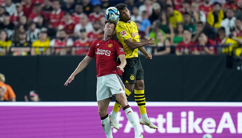 Paul-Philipp Besong (r) in einem Dortmunder Testspiel gegen Manchester United. In Ulm unterschrieb er für zwei Jahre. Paul-Philipp Besong (r) in einem Dortmunder Testspiel gegen Manchester United. In Ulm unterschrieb er für zwei Jahre.