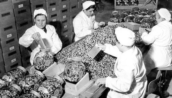 So sah die Suppenw&uuml;rfelproduktion im Knorr-Werk in den 1950er Jahren aus: Mit Schaufeln packten die Frauen die einzeln verpackten Br&uuml;hw&uuml;rfel in Gl&auml;ser.Foto: privat