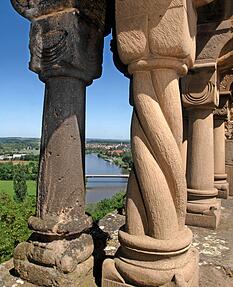 Neckarblick durch die Arkadenfenster des Saalbaus der Pfalz in Bad Wimpfen. Neckarblick durch die Arkadenfenster des Saalbaus der Pfalz in Bad Wimpfen.
