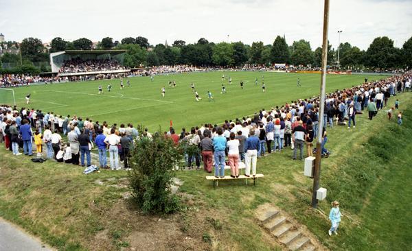 07.07.1996: Zuschauer im Union-Stadion Böckingen beim DFB-Pokal Halbfinale gegen 1860 München. 07.07.1996: Zuschauer im Union-Stadion Böckingen beim DFB-Pokal Halbfinale gegen 1860 München.