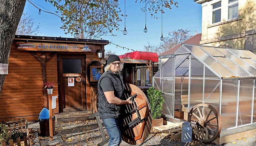 Stephan Goslar baut im Saline Biergarten kleine Gewächshäuschen auf, in denen die Gäste in kleinen Gruppen zusammensitzen und essen können. Diese "Winterhüttle" gehören zu den Vorbereitungen des Biergartens auf den Corona-Winter.
Foto: Ralf Seidel Stephan Goslar baut im Saline Biergarten kleine Gewächshäuschen auf, in denen die Gäste in kleinen Gruppen zusammensitzen und essen können. Diese "Winterhüttle" gehören zu den Vorbereitungen des Biergartens auf den Corona-Winter.
Foto: Ralf Seidel