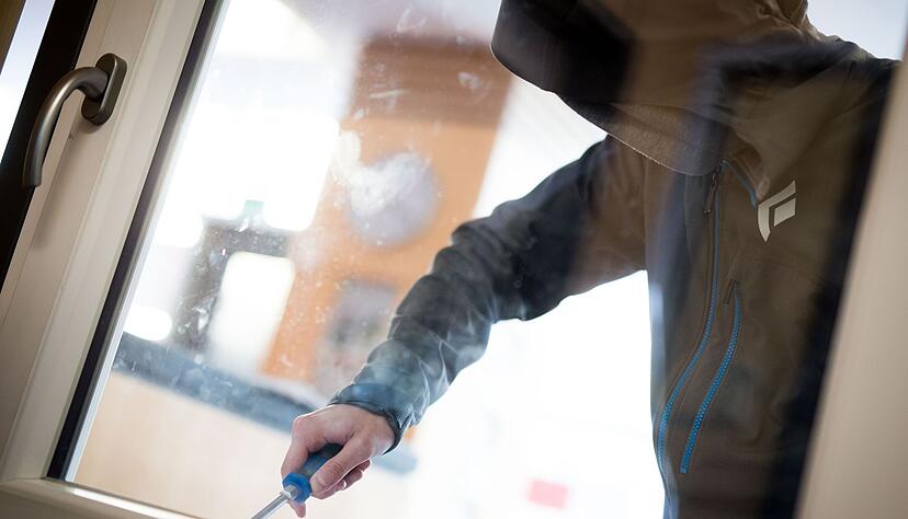 Die Unbekannten hebelten f&uuml;r die Tat eine Terrassent&uuml;r auf und verschafften sich dadurch den Zutritt. (Symbolbild)