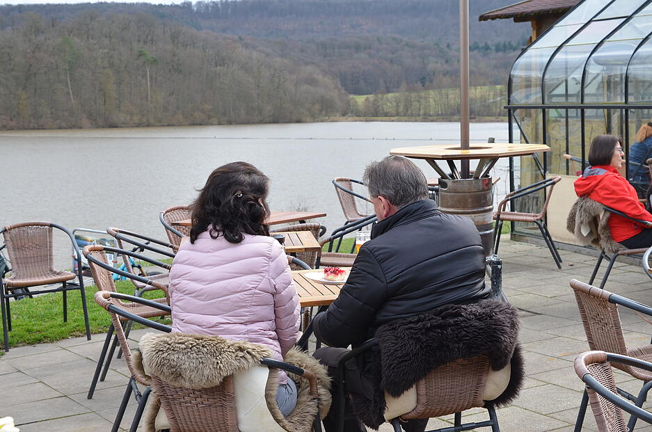 Die Gäste sitzen bei jedem Wetter am liebsten draußen und genießen den Blick auf die Ehmetsklinge. Die Gäste sitzen bei jedem Wetter am liebsten draußen und genießen den Blick auf die Ehmetsklinge.