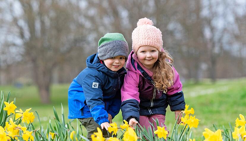 Freuen sich über die blühende Pracht im Heilbronner Wertwiesenpark: Kian (4) und Lia (5). Zum Frühlingsanfang am Sonntag soll es wärmer und anhaltend sonniger werden. Vielleicht senkt mehr Wärme auch die hohen Corona-Zahlen.