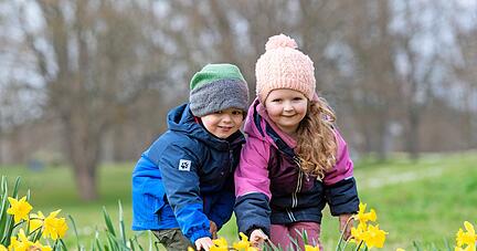 Freuen sich über die blühende Pracht im Heilbronner Wertwiesenpark: Kian (4) und Lia (5). Zum ?Frühlingsanfang am Sonntag soll es wärmer und anhaltend sonniger werden. Vielleicht senkt mehr Wärme auch die hohen Corona-Zahlen.
Fotos: Mario Berger