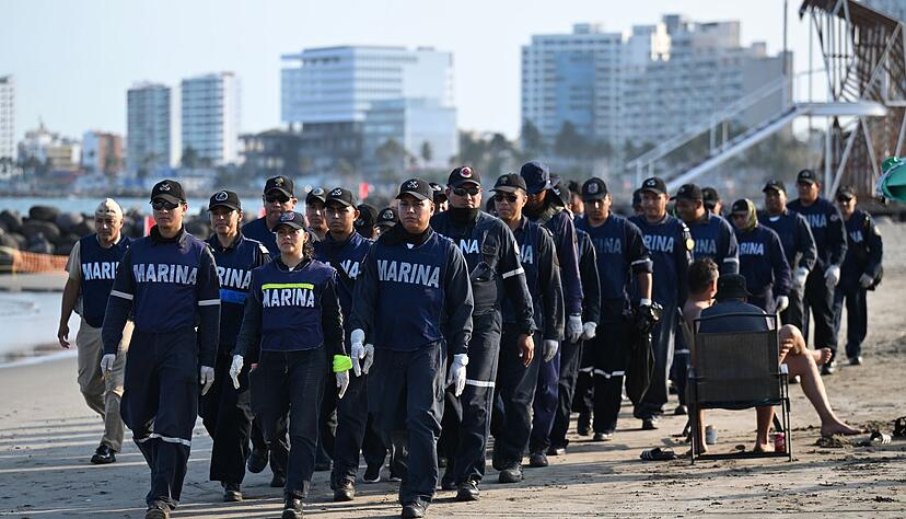 Mitglieder der mexikanischen Marine beteiligen sich an den Reinigungsarbeiten.